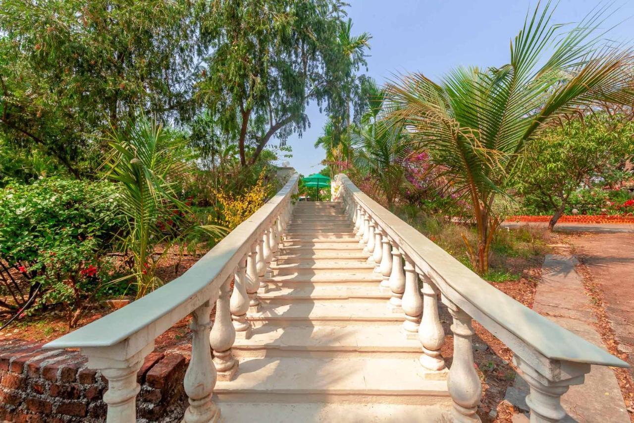 Stayvista'S Casa Palmera - Pet-Friendly Villa With Pool, Garden With Gazebo, And Indoor & Outdoor Games Алибаг Екстериор снимка